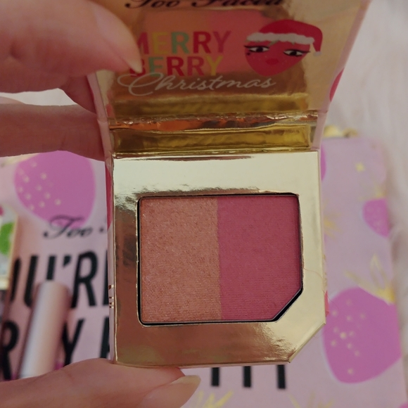 💖FIRM! NWT TOO FACED BERRY CHRISTMAS TO YOU LIMITED EDITION BOX SET - Picture 10 of 16